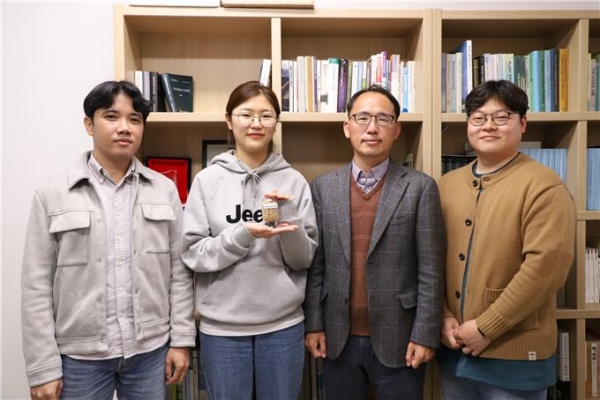 (왼쪽부터)진중현 교수 연구팀의 lan Navea 연구원, 신나현 연구원, 진중현 교수, 한재혁 연구원. 사진=세종대 제공.