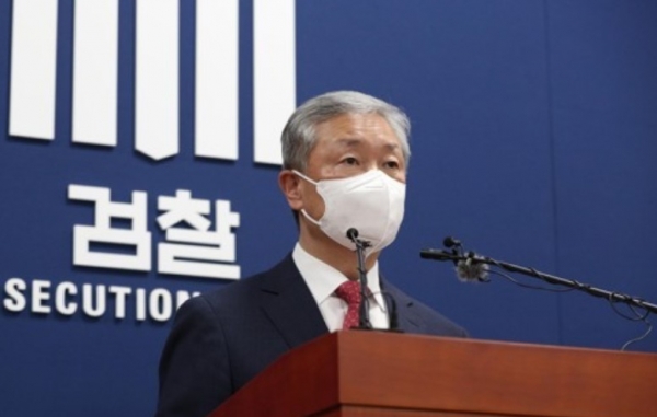 국무회의서 '검수완박(검찰 수사권 완전 박탈)' 관련 검찰청법 개정안과 형사소송법 개정안이 공포된 3일 오후 검찰총장 업무 대행인 박성진 대검 차장검사가 서울 서초구 대검찰청에서 관련 기자회견을 하고 있다. 사진=연합뉴스