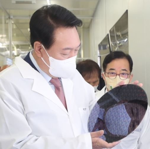 윤석열 대통령이 당선인 시절이던 지난달 29일 대전 한국과학기술원(KAIST) 내 나노종합기술원을 방문, 반도체 연구 현장을 둘러보던 중 반도체 웨이퍼를 살펴보고 있다. 윤 대통령은 '반도체 초강국' 비전을 추진하고 있다. 사진=연합뉴스
