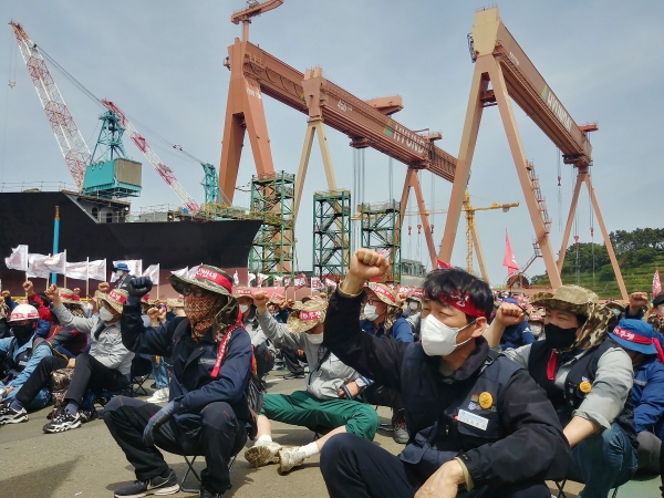 사장실을 점거하고 공장 신설에 발목을 잡는 등 산업계 전반에 노조 리스크가 커지고 있다. 사진은 4월 27일 현대중공업 노조가 임금협상 난항으로 울산 본사에서 파업하고 있는 모습. 사진=현대중공업 노조 제공.