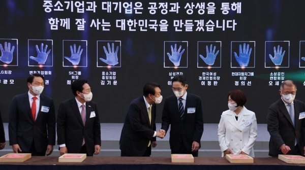 25일 서울 용산 대통령실 청사 앞 잔디마당에서 열린 2022 대한민국 중소기업인대회에서 윤석열 대통령이 이재용 삼성전자 부회장과 악수하고 있다. 오른쪽부터 정의선 현대차 그룹회장, 이정한 여성경제인협회장, 이재용 삼성전자 부회장, 윤석열 대통령, 김기문 중소기업중앙회장, 최태원 SK그룹 회장. 사진=연합뉴스