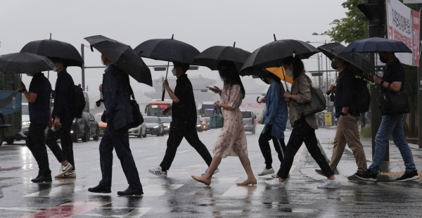 비가 내린 15일 오전 서울 광화문역 인근에서 시민들이 우산을 쓰고 길을 걷고 있다. 사진=연합뉴스