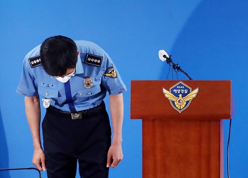 박상춘 인천해양경찰서장이 16일 오후 인천시 연수구 인천해양경찰서에서 '북한 피격 공무원 사건' 최종 수사 결과 브리핑을 마치고 취재진을 향해 인사하고 있다. 사진=연합뉴스