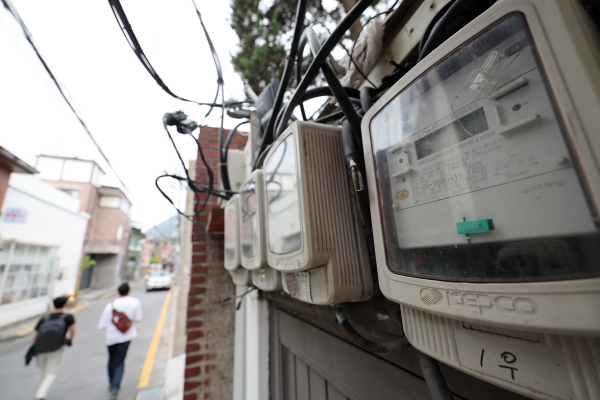 고환율은 한전 적자와 전기요금 인상으로 인한 물가부담의 딜레마를 키우고 있다. 사진은 서울 시내 한 건물의 전기계량기. 사진=연합뉴스