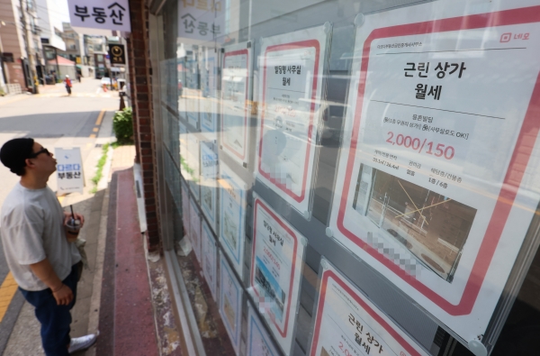 서울 시내 부동산 중개업소의 전,월세 게시물 모습.