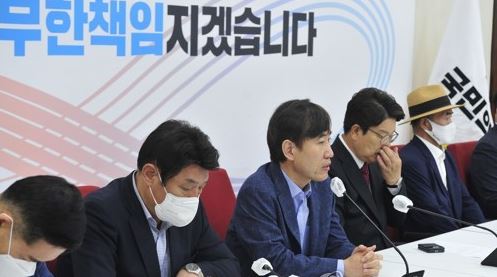 24일 오전 국회에서 열린 국민의힘 해수부 공무원 피격사건 진상조사 TF 유족 초청 간담회에서 TF 위원장인 하태경 의원이 발언하고 있다. 사진=연합뉴스