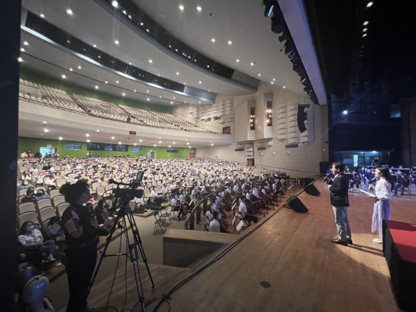 25일오후 5시, 김진태 강원도지사 당선인이 강원대학교 백령아트센터에서 개최하는‘2022년 춘1000인 음악회에 참석 인사를 하고 있다(사진제공=당선인 인수위)