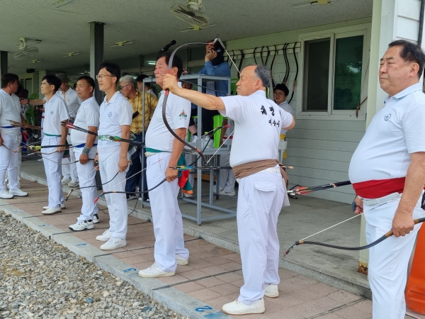 12개정 사두대회에서 이상완 대명정 사두가 활을 내고 있다. ⓒ경기동부권취재본부 김동환 기자
