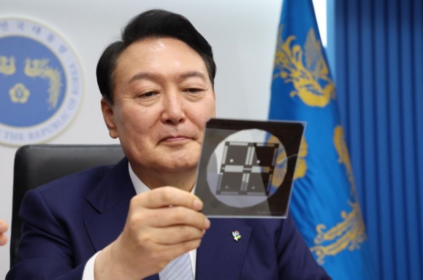 윤석열 대통령이 7일 서울 용산 대통령실 청사에서 열린 국무회의에서 반도체 포토마스크를 살펴보고 있다. 사진=연합뉴스