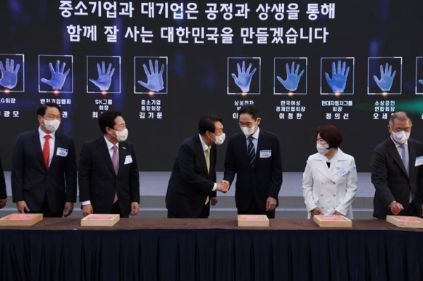 윤석열 대통령이 지난달 25일 서울 용산 대통령실 청사 앞 잔디광장에서 열린 2022 대한민국 중소기업인대회에서 이재용 삼성전자 부회장과 악수하고 있다. 왼쪽부터 최태원 SK그룹 회장, 김기문 중소기업중앙회장, 윤석열 대통령, 이재용 삼성전자 부회장, 이정한 여성경제인협회장, 정의선 현대차그룹 회장. 사진=연합뉴스