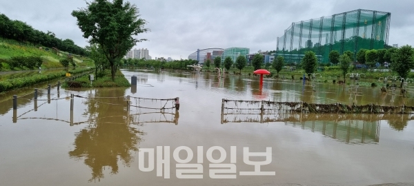 30일 오후 구로구 관내 안양천 둔치에 설치된 물놀이장이 물에 잠겨 있다. 사진=백중현 기자
