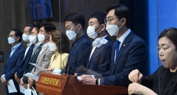더불어민주당 친이재명계 의원들이 5일 오전 국회 소통관에서 전대 룰과 관련한 기자회견을 하고 있다. 왼쪽부터 정성호·정청래·박주민·김병욱·양이원영·김남국·김용민·장경태 의원. 사진=연합뉴스