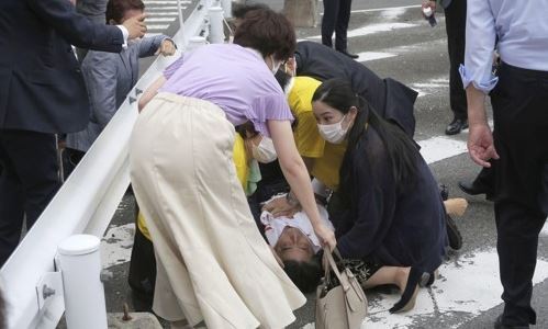 아베 신조 전 일본 총리가 8일 오전 일본 나라현 나라시 소재 야마토사이다이지역 인근 노상에 쓰러져 있다. 사진=연합뉴스