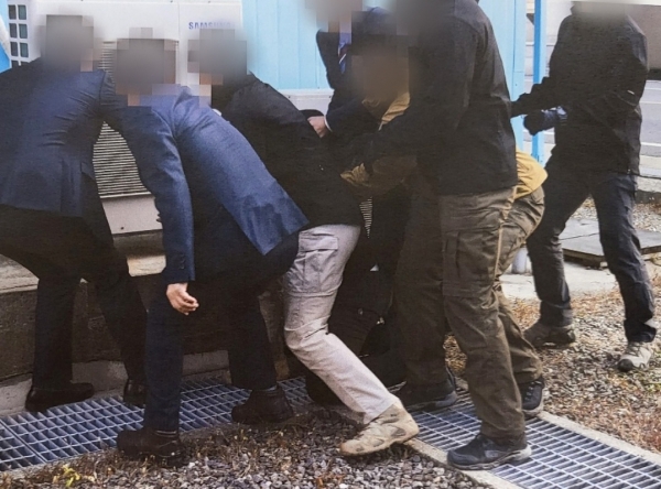 판문점에서 강제북송에 저항하며 몸부림치는 탈북어민. 사진=통일부 제공
