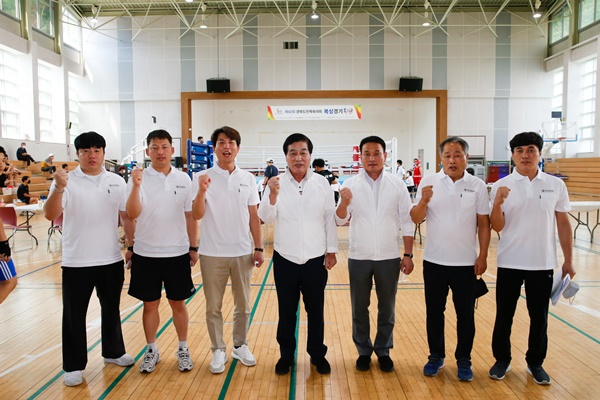 지난 15일 포항시에서 열리는 제60회 경북도민체육대회 복싱경기장을 방문한 안주찬 의장(가운데)