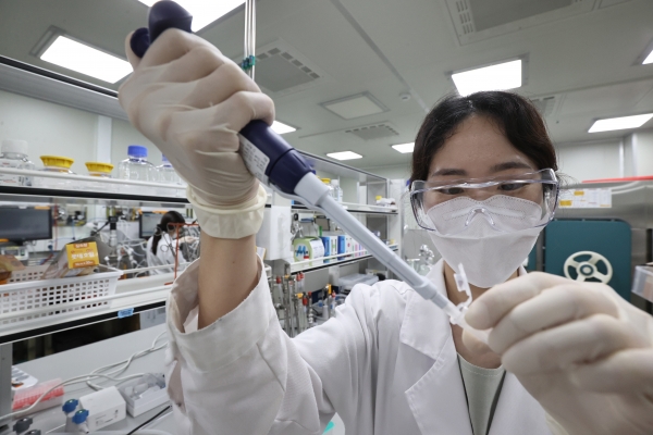 현대차만 빼고 국내 5대그룹이 모두 바이오 신사업을 확대하고 나섰다. 사진은 지난 13일 오후 경기 성남시 분당구 SK바이오사이언스 연구소에서 연구원이 국산 1호 코로나19 백신 개발 연구를 하는 모습. 사진=연합뉴스