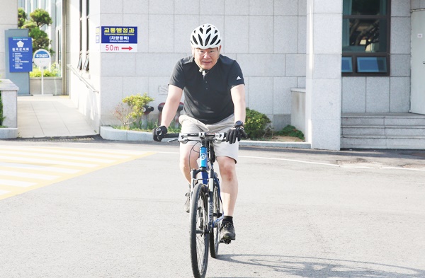 김재욱 칠곡군수는 출근길 자전거로 민생의 현장을 찾아 소통에 나서고 있다.