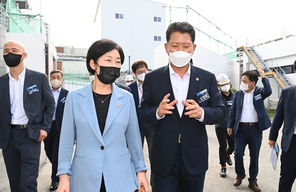 김장호 구미시장(오른쪽)은 한화진 환경부 장관과 걸으면서 대화를 하고 있다.