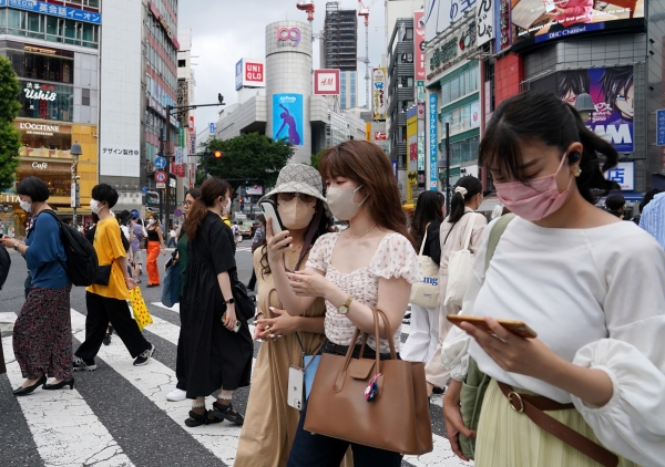 마스크를 쓴 행인들이 일본 도쿄 시내를 걷고 있다. 사진=연합뉴스