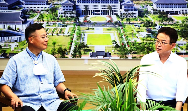 김재욱 칠곡군수(왼쪽)는 지난 25일 경북도청에서 이철우 지사 면담에서 지역 주요 현안사업을 설명하고 적극적인 지원을 요청했다.