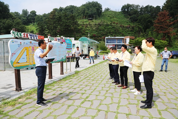 산업건설위원회 소속 의원들 오토캠핑장을 방문하고 있다.