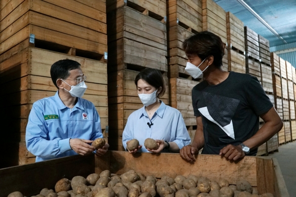 청년농부와 멘토가 농심 아산공장 감자저장고를 견학하고 있다. 사진 왼쪽부터 농심 아산공장 품질관리팀 권택상 책임, 청년농부 김수진, 멘토 더어울림 김의종 대표. 사진=농심 제공