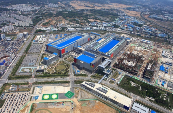 국내 삼성전자, SK하이닉스가 미국 반도체 보조금 지원을 받으면 중국 증설 투자가 제한될 수 있다. 사진은 삼성전자 평택 반도체 공장. 사진=삼성전자