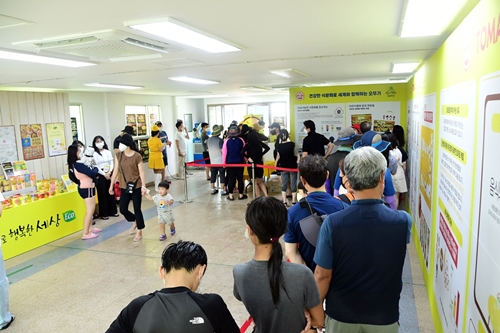 오뚜기 홍보관에서 관광객들이 시식 이벤트에 참여하고 있다. 사진=오뚜기 제공
