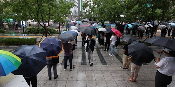 수도권 폭우가 계속된 9일 오후 서울 종로구 세종로사거리 인근. 사진=연합뉴스