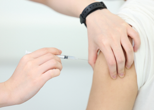 서울 강서구 부민병원을 찾은 시민이 백신 접종을 받고 있다. 사진=연합뉴스