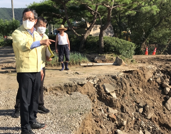 한국농어촌공사 이병호 사장은 12일 경기도 양평군 강상면 일원 농업기반시설피해 현장에 방문해 응급복구 현황을 점검하고 신속한 복구를 당부했다