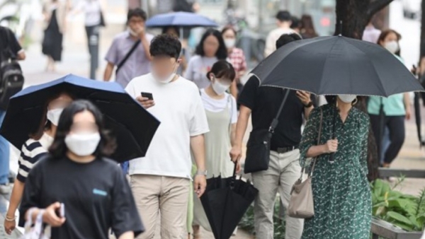 11일 오전 출근 시간 시민들이 서울 마포구 마포구청역 인근에서 약하게 내리는 비에 우산을 쓰거나 접은 채 걷고 있다. 사진=연합뉴스