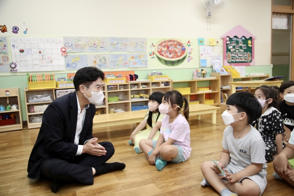 김대중 전남교육감, 영암대불초 방학중 돌봄교실 방문 모습.(사진제공=전남교육청)