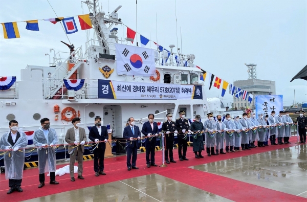 207정 취역 기념 커팅식을 진행하고 있다.(사진제공=목포시)