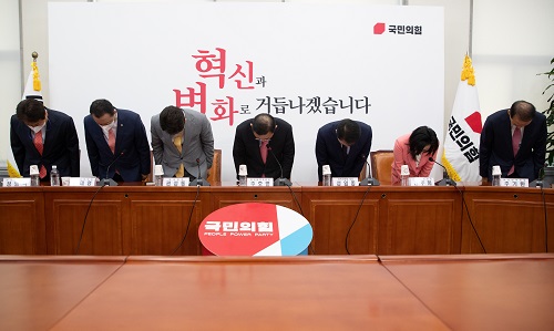 국민의힘 주호영 비상대책위원장, 권성동 원내대표, 비대위원들이 18일 오전 국회에서 열린 비상대책위원회의에서 당 갈등과 관련해 사과하고 있다. 사진=연합뉴스