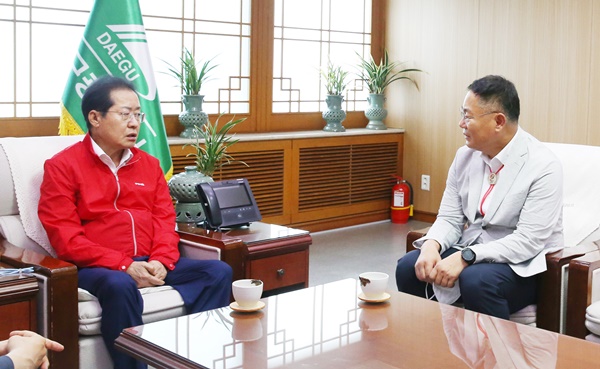 홍준표 대구시장(왼쪽)과 김재욱 경북 칠곡군수는 지난 19일 대구시청 별관에서 군부대통합 이전을 주제로 첫 만남을 가졌다.