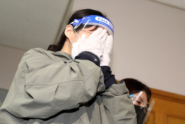얼굴 가린 계곡살인 피고인 이은해. 사진=연합뉴스