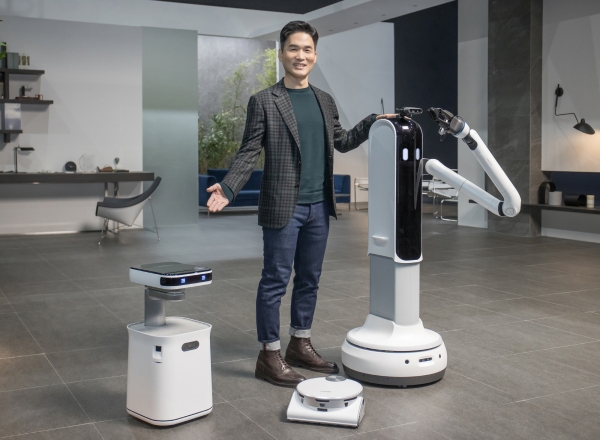 지난 1월 열린 'CES 2021' 삼성 프레스콘퍼런스에서 승현준 삼성리서치 소장이 '삼성봇 케어', '제트봇 AI', '삼성봇 핸디'를 소개하고 있다. 사진=연합뉴스
