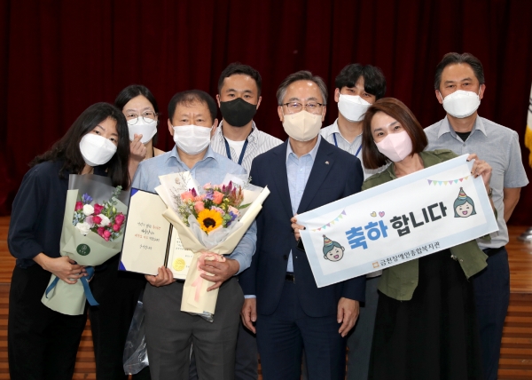 21일 유성훈 금천구청장(오른쪽 두 번째)이 제23회 사회복지의날 기념 사회복지유공자 표창식에서 수상자들과 기념촬영을 하고 있다.