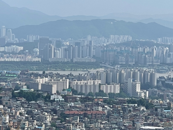 집중관리 다주택자의 보증 사고액이 최근 4년간 100배 넘게 급증한 것으로 나타났다. 서울 남산 서울타워에서 바라본 아파트·빌라 단지 모습. 사진=김간언 기자