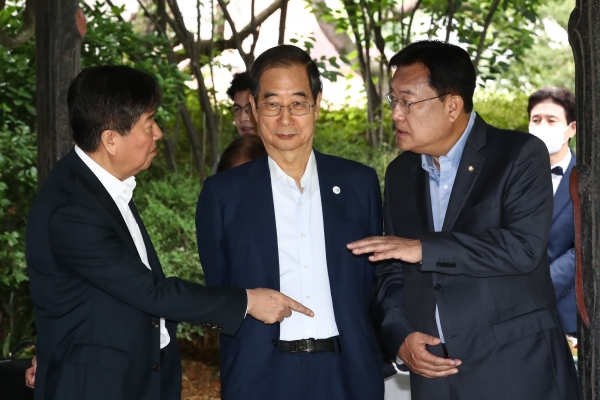 김대기 대통령비서실장(왼쪽부터)과 한덕수 국무총리, 국민의힘 정진석 비상대책위원장이 25일 서울 종로구 총리공관에서 열린 제4차 고위당정협의회에서 대화하고 있다. 사진=연합뉴스