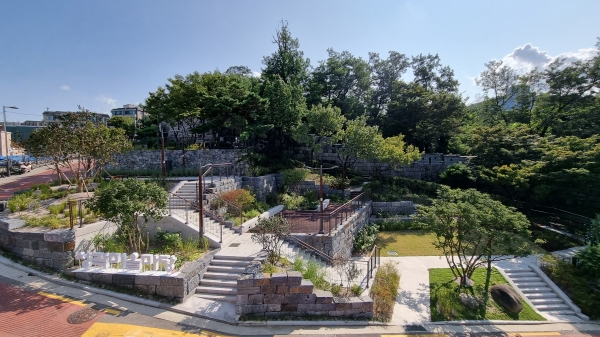 서울 중구가 성곽마을마당 조성사업을 완료해 한양도성(남산구간) 다산 성곽길의 경관을 복원했다. 사진=중구 제공 