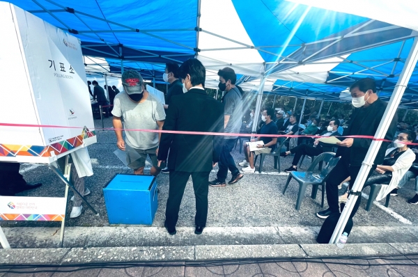 한강맨션아파트 주택재건축정비사업조합 ‘2022년 관리처분계획 수립 임시총회’서 조합원들이 투표하는 모습. 사진=김간언 기자