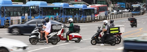 오토바이 운전자들이 좌회전 신호를 기다리고 있다. 사진=연합뉴스