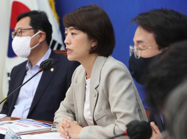 지난 30일 서울 여의도 국회에서 열린 더불어민주당의 '윤석열정권 외교참사·거짓말 대책위원회 발족식'에서 고민정 위원장이 발언하고 있다. 사진=연합뉴스