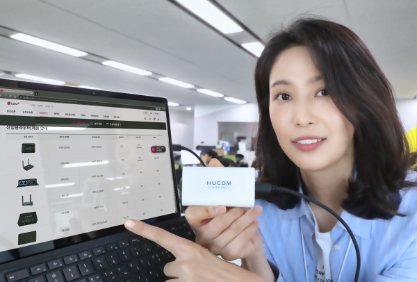 LG유플러스가 판매중인 산업용 라우터와 5G 동글을 직원이 소개하고 있는 모습. 사진=LG유플러스 제공