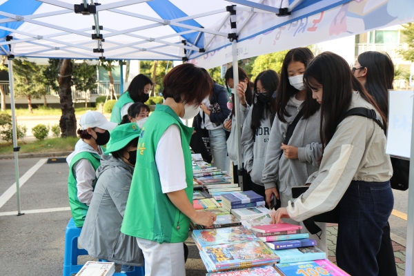 전남 여수시 새마을문고여수시지부에서는 여수시 웅천동 웅천지웰 1차 아파트 등 4개소에서 알뜰도서 교환전 행사를 개최했다.