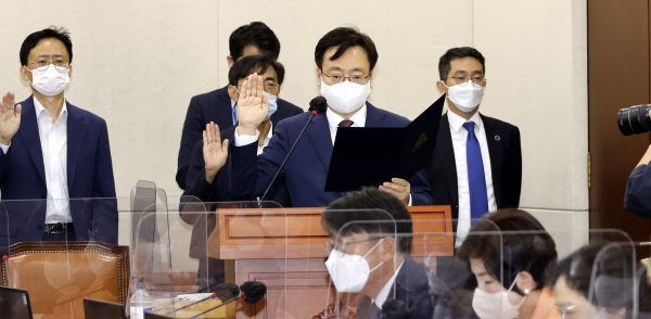 조규홍 보건복지부 장관이 5일 국회 보건복지위원회에서 열린 국정감사에서 선서하고 있다. 사진=연합뉴스