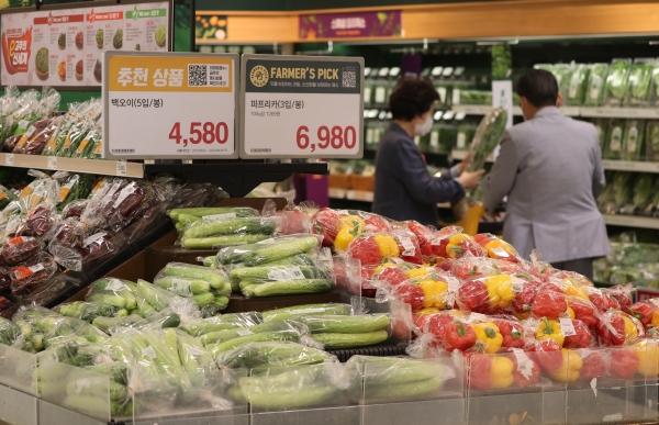 통계청이 5일 발표한 '9월 소비자물가동향'에 따르면 지난달 소비자물가지수는 108.93(2020=100)으로 전년 동월 대비 5.6% 오르며 두 달 연속 5%대 상승률을 기록했다. 사진은 지난 28일 서울 시내 대형마트 모습. 사진=연합뉴스