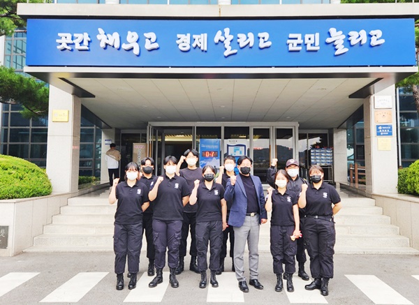 칠곡군 소재 경북과학대 군사행정학과 학생이 지난 21일 개막을 일주일 앞둔 ‘낙동강세계평화 문화대축전’ 행사장 일대에서 환경정화 활동을 마치고 기념 촬영을 하고 있다.